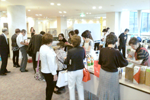 チャリティーバザーは大盛況！