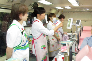 献血バスの中でいざ献血！