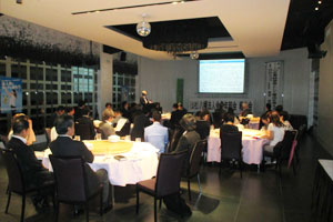 ご講演を真剣に聞いています