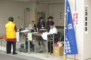 車庫にてタッチパネルで質問事項に答えます