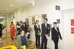 発表を前にやや緊張気味の留学生たち。