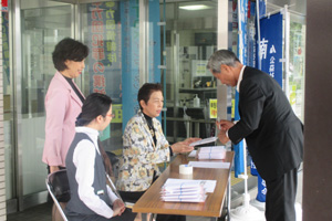 八幡税務署玄関にて受付