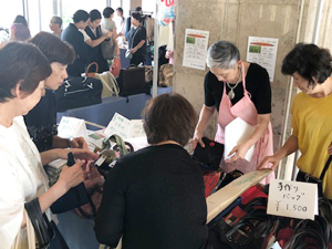 真剣に品定め!?