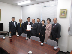 三原衆議院議員へ令和2年度の税制改正要望書を提出